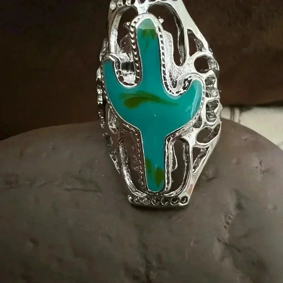 Ring- faux turquoise cactus, silver ring. Size: 8. - Picture 3 of 7